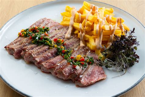 Zostavený tanier tradičného slovenského jedla s modernou prezentáciou.