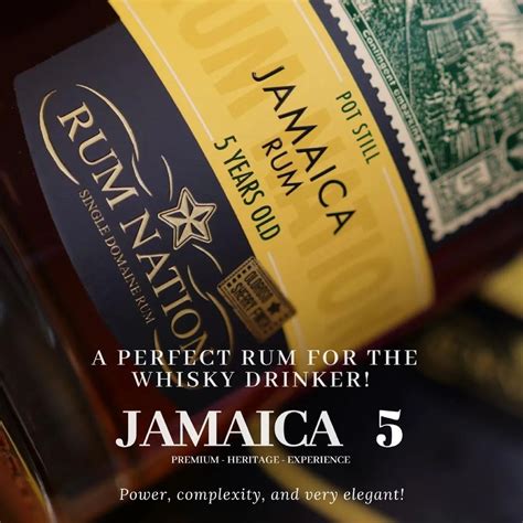 Rozmanité fľaše rumu a whisky pripravené na degustáciu.