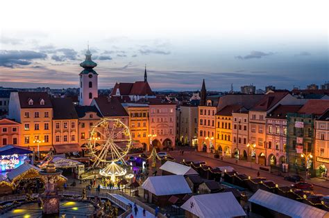 vianočné trhy v Bratislave s vianočným stromčekom a ľuďmi