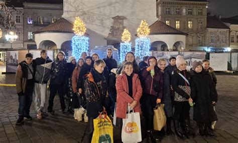 vianočné trhy v Košiciach s ľuďmi a pouličnými predavačmi