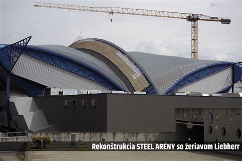 Fotografia z otváracieho ceremoniálu Steel Arény v roku 2006, napríklad z exhibičného zápasu alebo vystúpenia Jozefa Sabovčíka