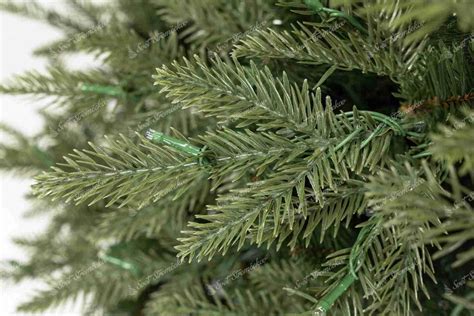 Detail vianočného osvetlenia na zelenej vetvičke