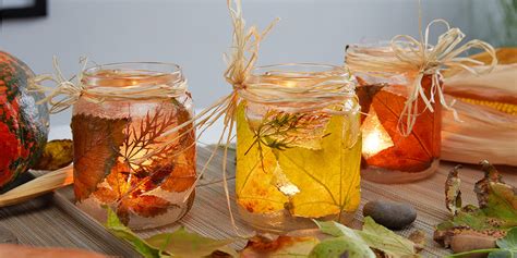 DIY jesenné lampáše z murovaných pohárov s nalepenými jesennými listami