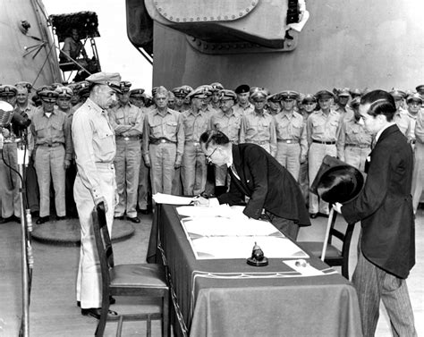 Fotografia z podpísania japonskej kapitulácie na palube USS Missouri