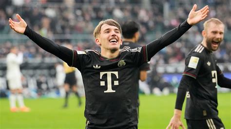 Mladý futbalista oslavuje gól na futbalovom ihrisku