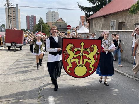 Slávnostné otvorenie tenisového kurtu s prítomnými hosťami