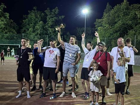 Ľudia hrajúci tenis na novootvorenom kurte