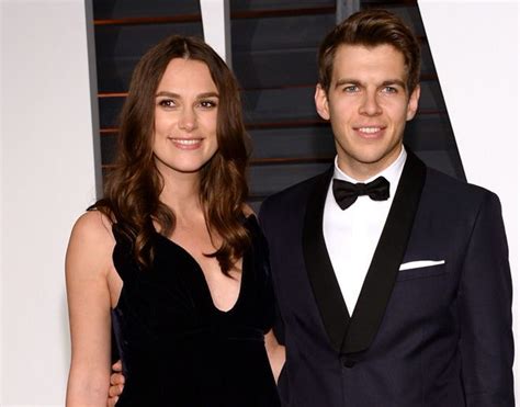 Svadobná fotografia Keiry Knightley a Jamesa Rightona s hosťami