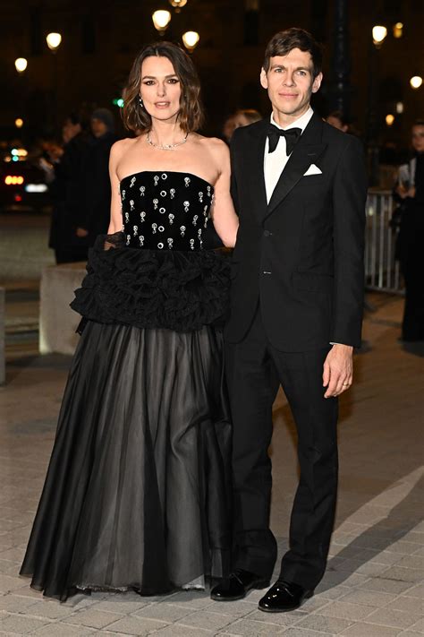 Keira Knightley a James Righton na benefičnom gala, kde mala herečka opäť svoje svadobné šaty