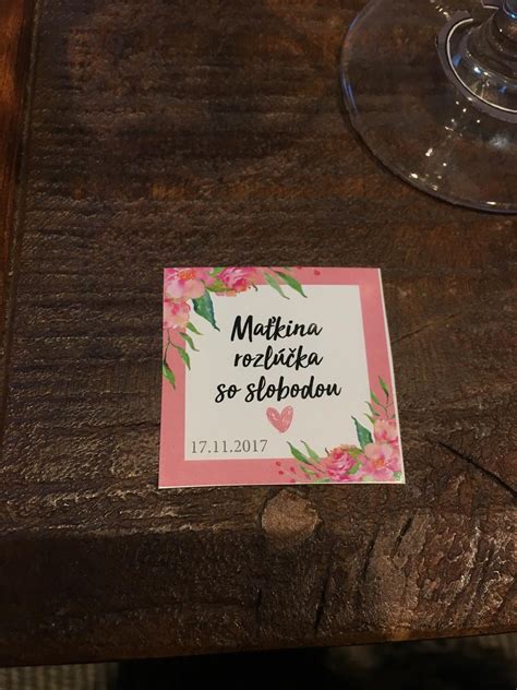 Foto priateľiek zabávajúcich sa na rozlúčke so slobodou s rekvizitami