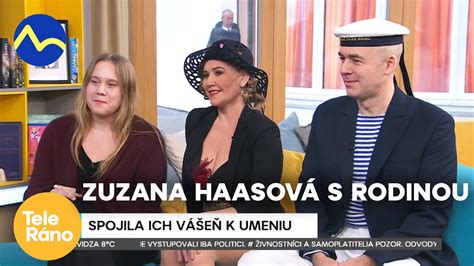 Zuzana Haasová s rodinou a vianočnou výzdobou