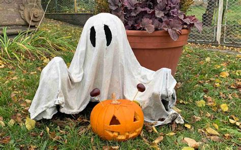 Zátišie s halloweenskou tekvicou a jesennou výzdobou v exteriéri