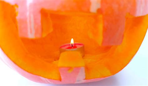 Ilustrácia vyrezanej tekvice s vnútri horiacou sviečkou