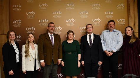 Tematické foto s oficiálnymi predstaviteľmi otvárajúcimi jarmok