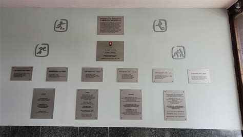 ukážka dizajnového zasadacieho poriadku na stojane pri vstupe do sály