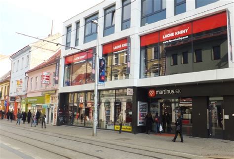 obchodná ulica s rôznymi prevádzkami