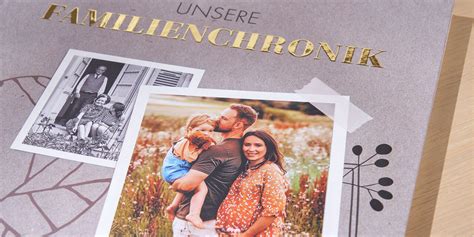 Žena pozerá na staré fotografie rodiny pri sviečke.