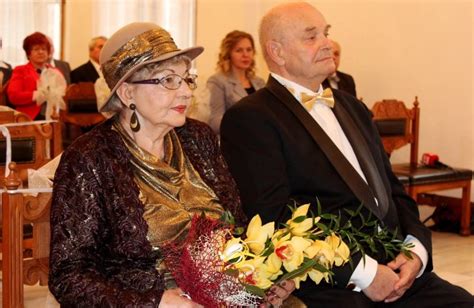 Manželia si vymieňajú sľuby pri obnove na zlatej svadbe