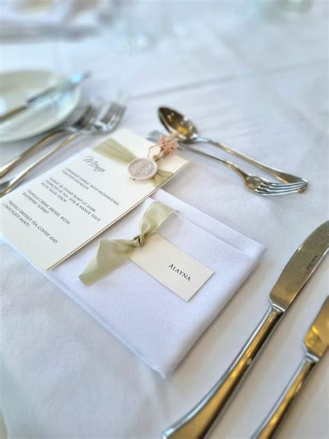 Detaily svadobnej výzdoby: torta, kvety, menovky