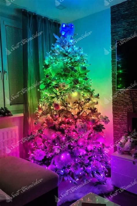 Rôzne farebné vianočné osvetlenie na stromček