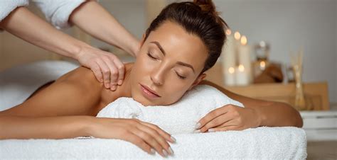 Žena relaxujúca pri masáži