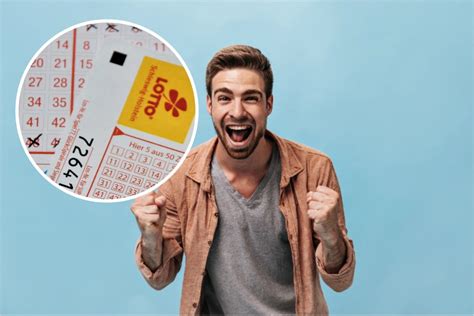 Muž, ktorý sa teší z darčeka - napríklad z gadgetu alebo praktického predmetu.