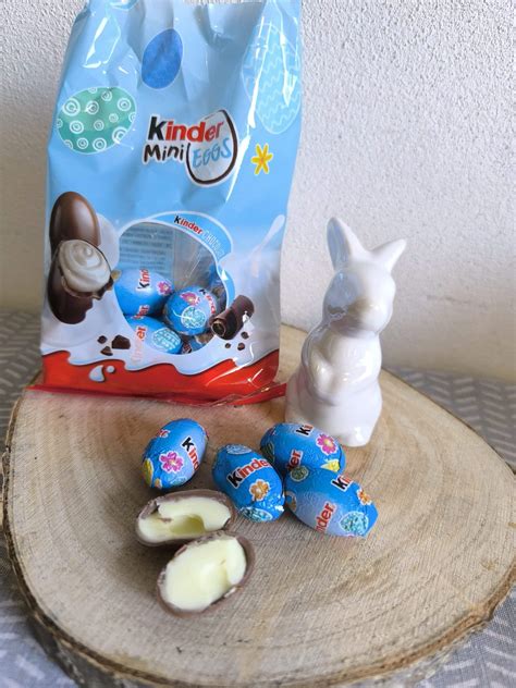 Koláž rôznych zdobených veľkonočných vajíčok a čokoládových zajacov.