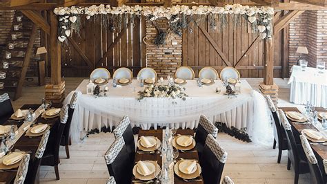 svadobný stôl vo farmárskom štýle s drevenými prvkami