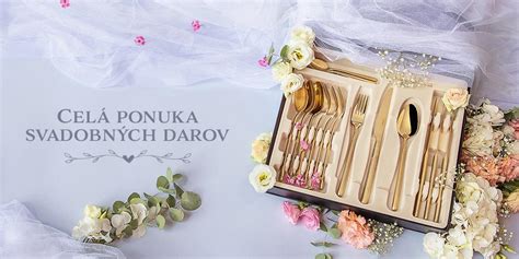 ozdobené stoličky pre novomanželov ladiace s výzdobou stola