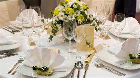 detail nízkej kvetinovej dekorácie na svadobnom stole