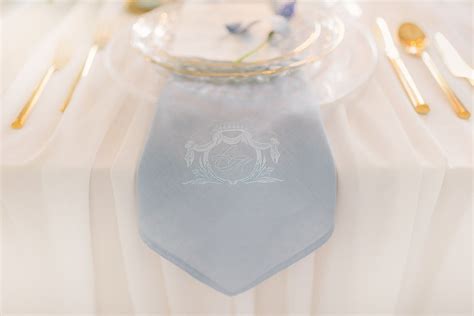 detail luxusného obrusu s čipkou na svadobnom stole