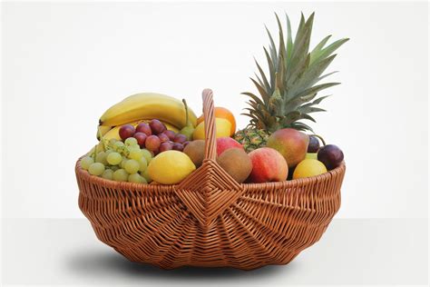 kôš s ovocím a kvetmi ako centrálna dekorácia svadobného stola