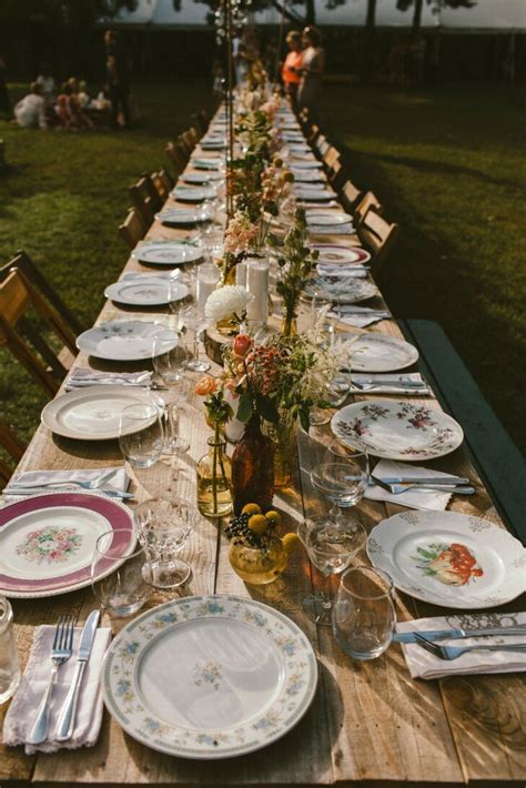 Detail prestretého svadobného stola s ukážkou gastronómie