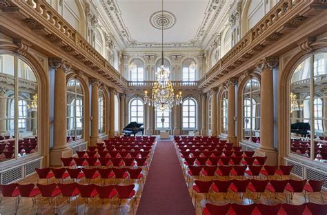 Interiér Zrkadlovej siene Primaciálneho paláca s luxusnými lustrami a zdobením