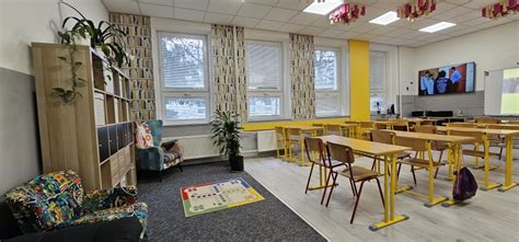 Interiér školskej triedy vyzdobenej farebnými girlandami, maskami a tradičnými fašiangovými symbolmi