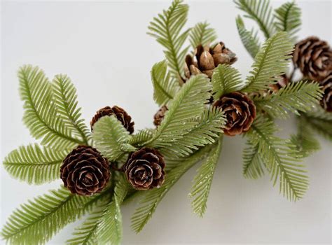 Detail prestretého stola s keramikou, šiškami a tradičnými dekoráciami v ľudovom štýle