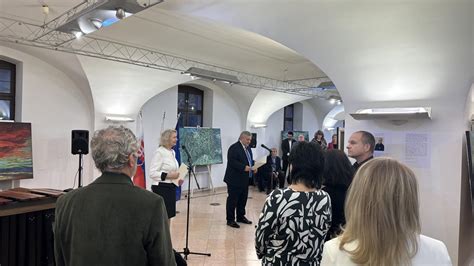 Dobová fotografia z osláv štátneho sviatku v Bratislave, zobrazujúca dobovú atmosféru a účastníkov.