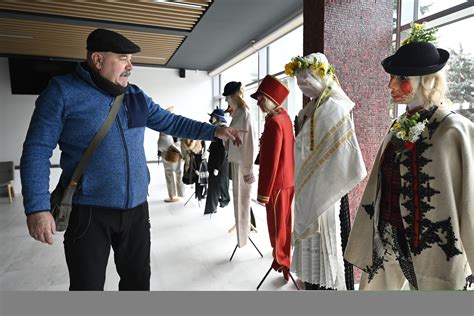 Ľudia v tradičných fašiangových maskách na obchôdzke