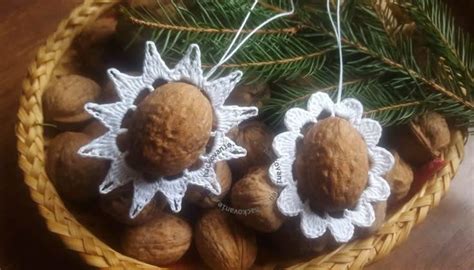 Ilustračná fotografia rôznych prírodných ozdôb vyrobených z orechových škrupiniek