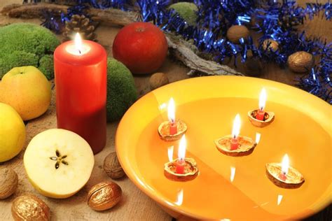 Ilustračná fotografia vianočných lodičiek plávajúcich na vode