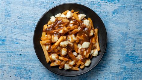 Fotografia tradičného kanadského občerstvenia vrátane poutine a javorových špecialít.