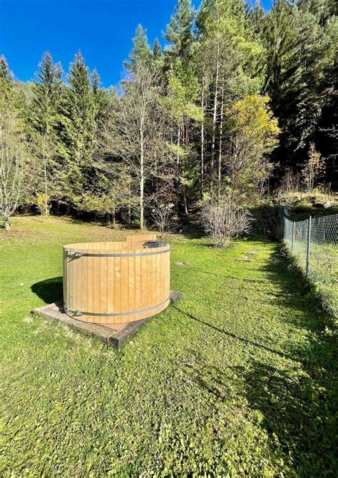 ilustrácia symbolizujúca spojenie muža s prírodou a lesom