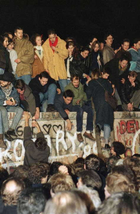 Záber na dav ľudí pri Berlínskeho múru večer 9. novembra 1989