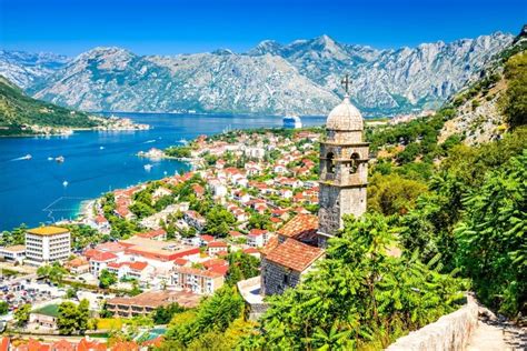 Panoramatický pohľad na zátoku Kotor v Čiernej Hore