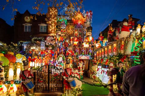 Fasáda domu v Dyker Heights s masívnou vianočnou svetelnou výzdobou