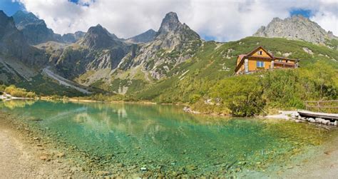 panoramatický výhľad na Štrbské Pleso a okolité tatranské štíty