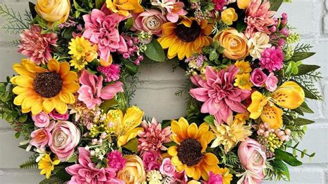 Ilustračná fotografia rôznych štýlov letných vencov na dverách