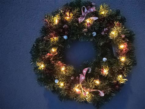 Detailný záber na kvetinový veniec s motýľmi a LED osvetlením