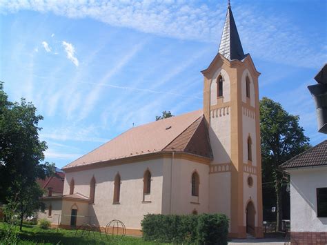 panoramatický pohľad na obec Padina so zameraním na evanjelický kostol a typickú architektúru
