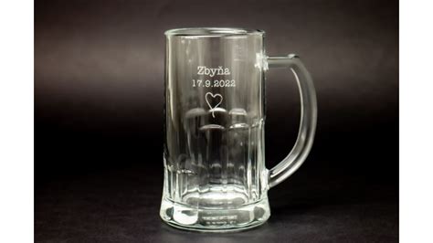 Fotografia personalizovaného pivného pohára s gravírovaným menom